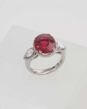 David Mann — Bijoutier à Liège - Bague tourmaline rouge ornée de 2 gouttes diamants en entourage avec diamants brillants autour, réalisation unique à Liège